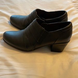 Clarks black shoes size 7.5